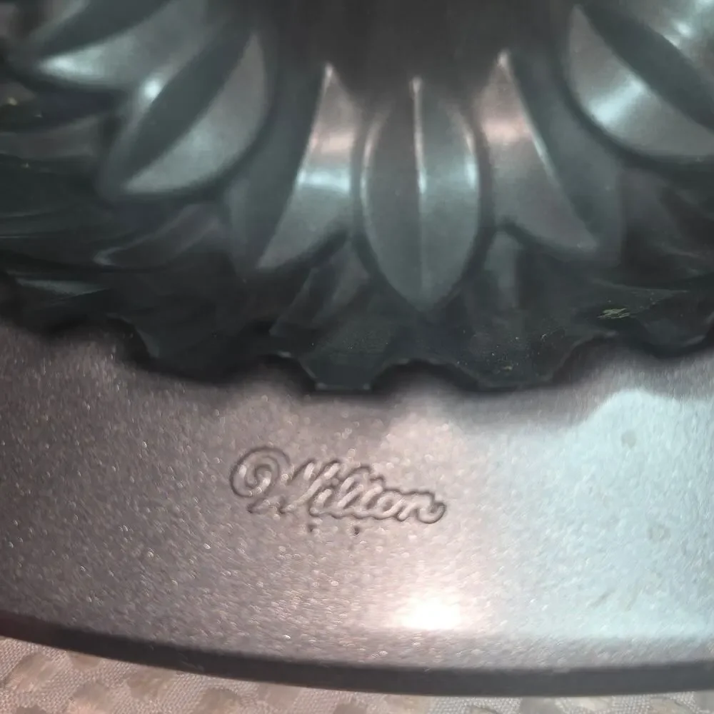 WILTON BAKE IT BETTER STEEL NON STICK FLOWER FLUTED BUNDT PAN